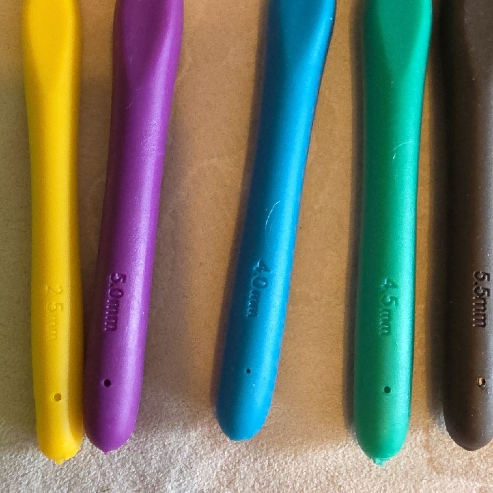 Vibrant Crochet Hook Set with Case - Picture 4 of 8